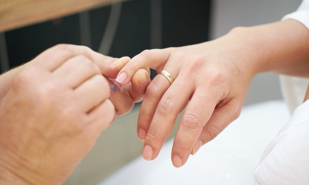 5_étapes_efficaces_pour_enlever_un_vernis_semi_permanent_sans_endommager_vos_ongles